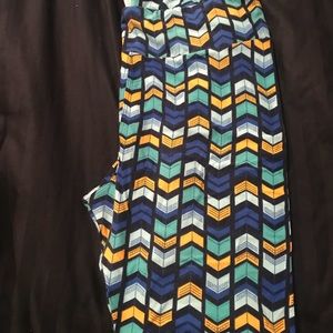 TC Lularoe arrow pointing leggings